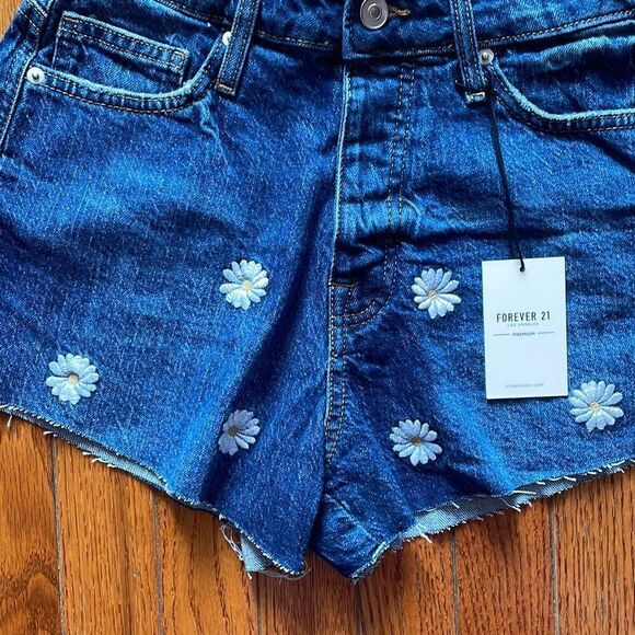 Forever 21 daisy embroidered medium wash denim jeans fringe shorts size 25 NWT - Picture 3 of 10